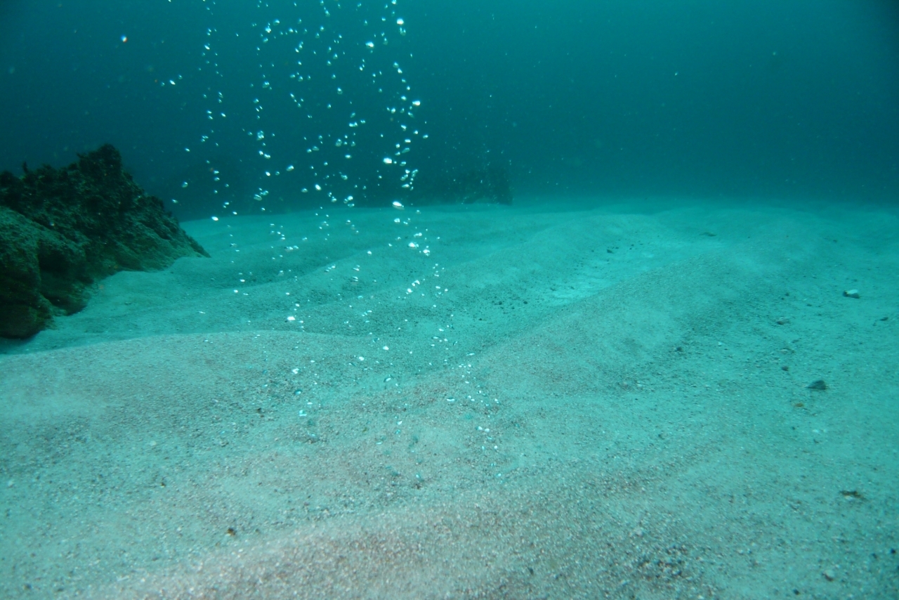 式根島　海底から温泉